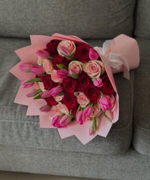 Ramo de 50 rosas y 20 tulipanes