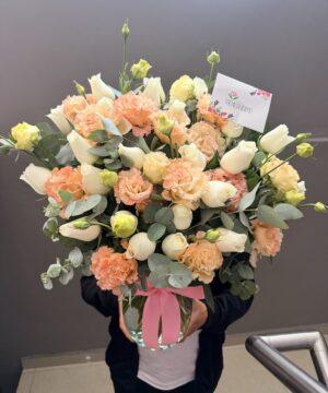 Florero de rosas y lisianthus